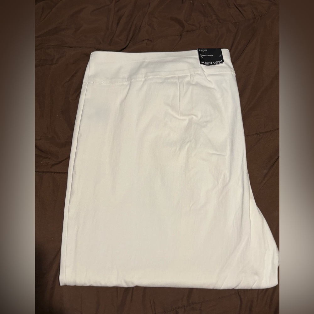 NWT Alfani white Womans Capris. Size 26W
Never worn. From smoke free home - Picture 6 of 6